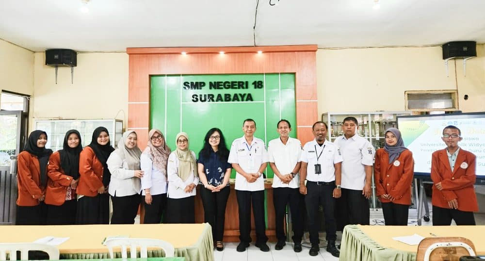 Foto bersama mahasiswa PPL, DPL dan Jajaran SMPN 18 Surabaya
