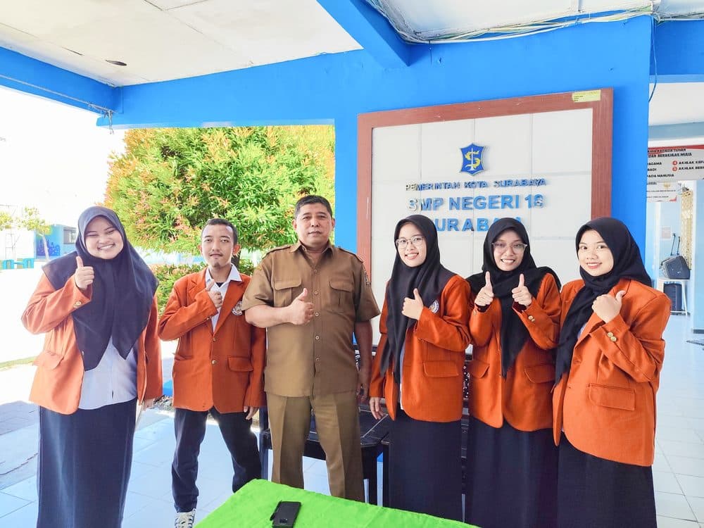 Foto bersama mahasiswa PPL dan Waka Humas SMPN 18 Surabaya
