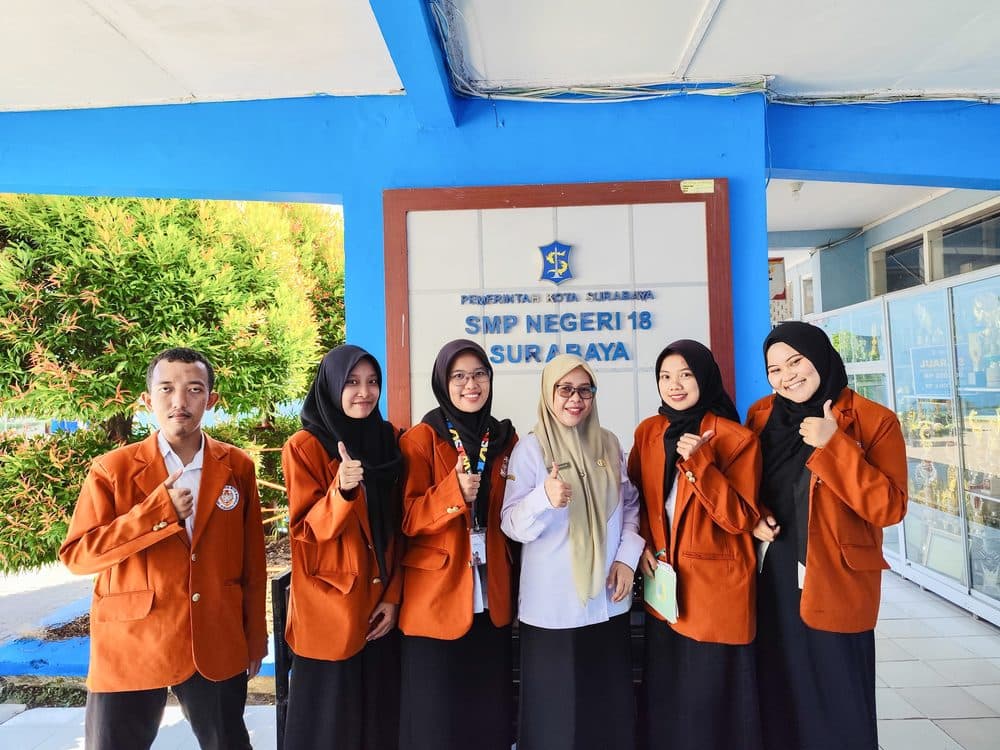 Foto bersama mahasiswa PPL dan Waka Kurikulum SMPN 18 Surabaya