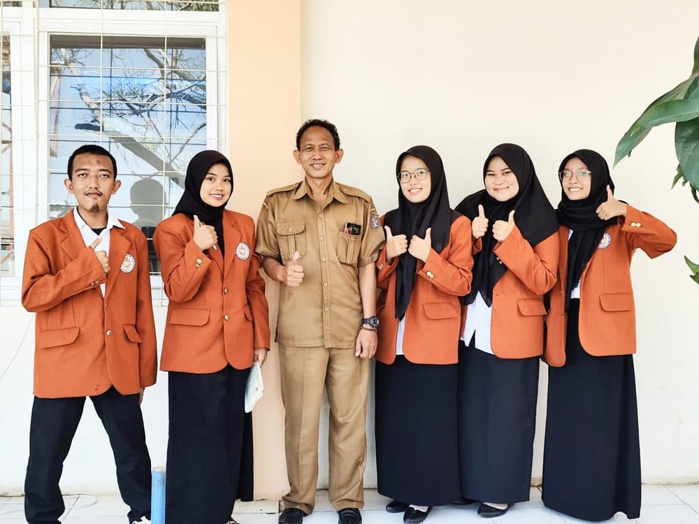 Foto bersama mahasiswa PPL dan Waka Sarana dan Prasarana SMPN 18 Surabaya